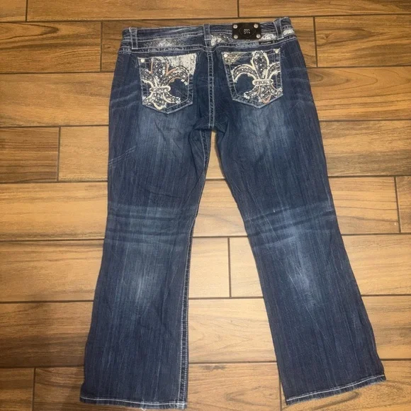 SOLD‼️‼️‼️‼️‼️ MISS ME Embellished Blue Jeans with Fleur-de-Lis Pockets - Picture 1 of 6